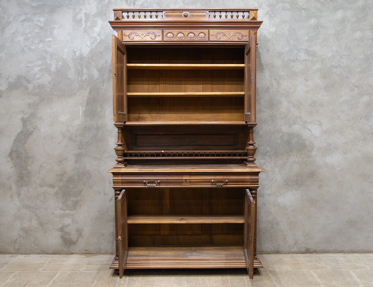 Антикварный буфет в стиле Генриха II