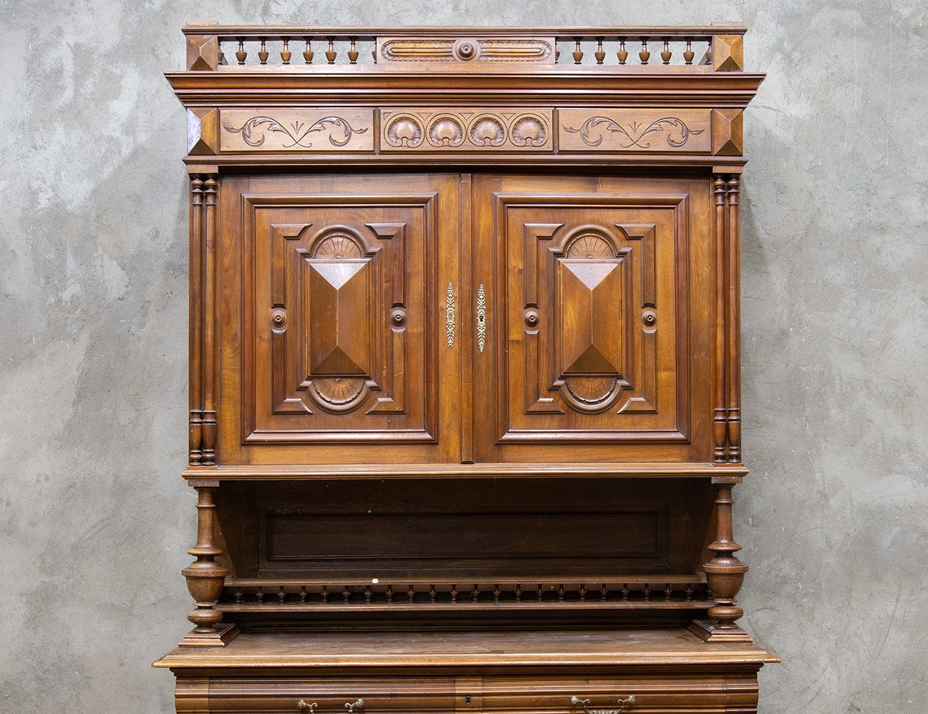 Антикварный буфет в стиле Генриха II