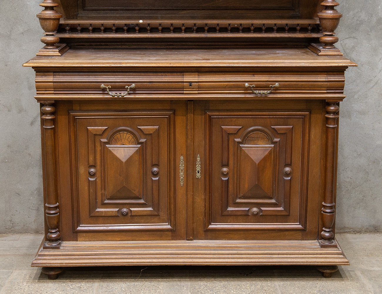 Антикварный буфет в стиле Генриха II