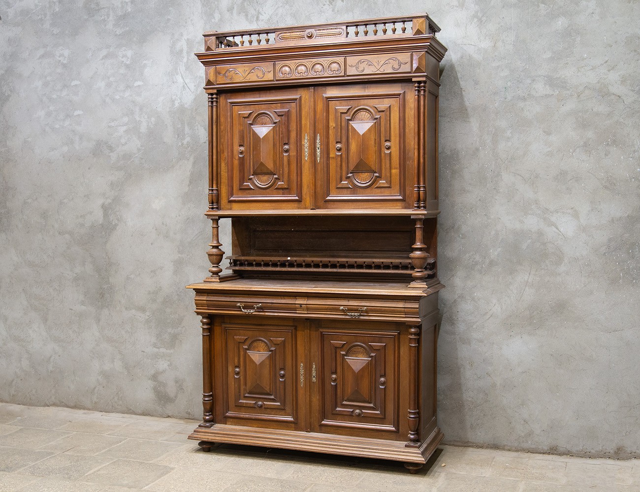 Антикварный буфет в стиле Генриха II