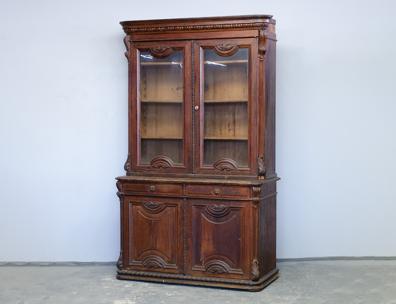 Антикварный книжный шкаф 19 века