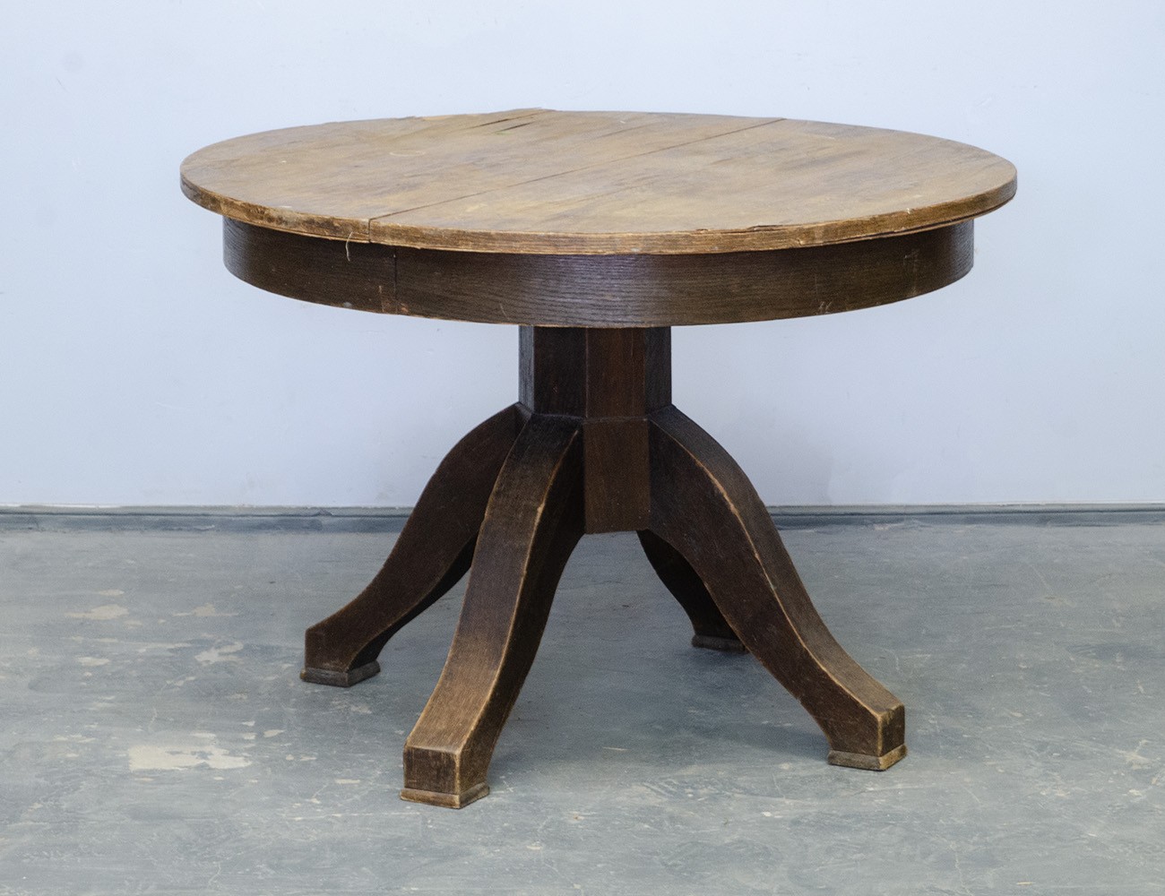 Старинный круглый обеденный стол