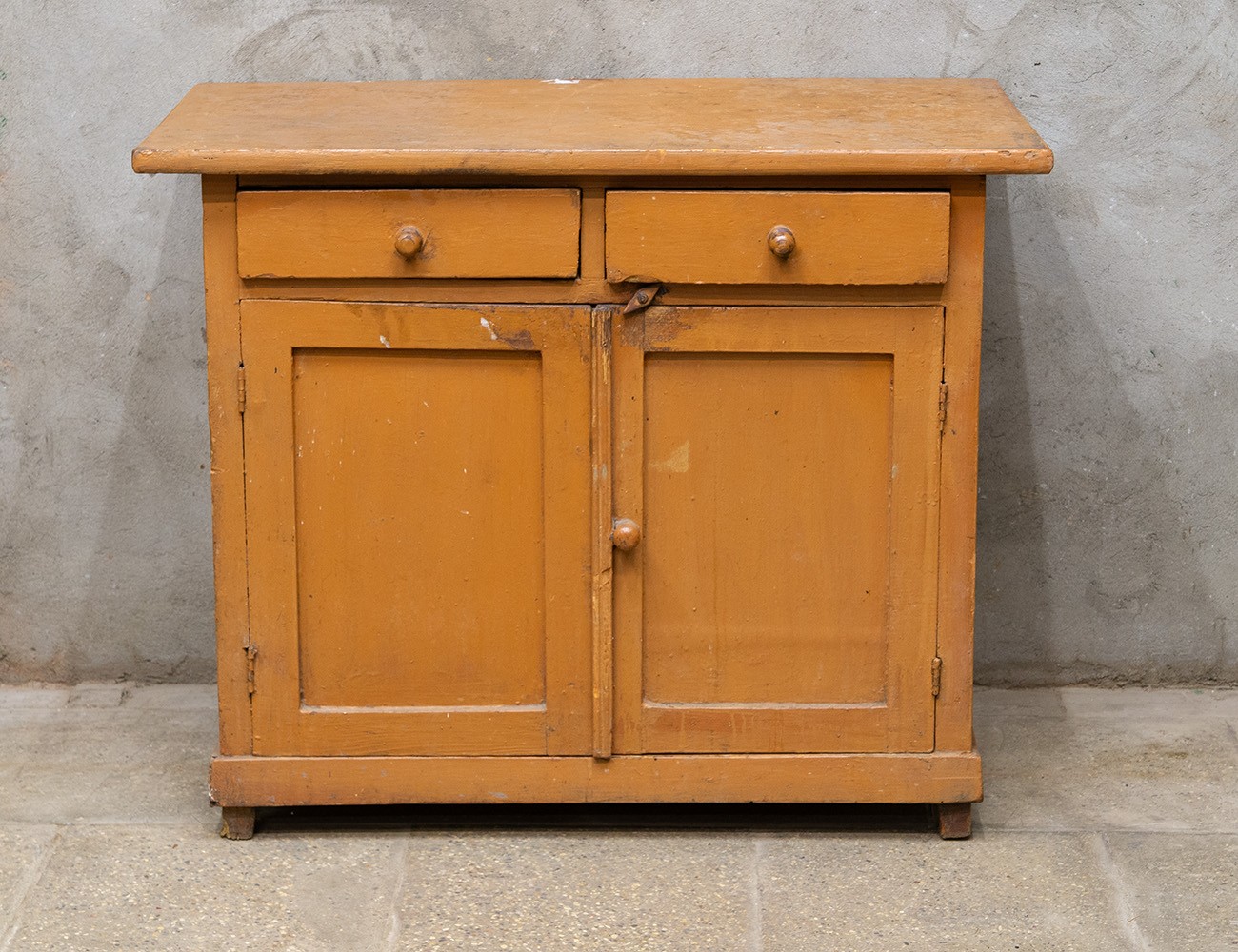 Старинная деревенская тумба