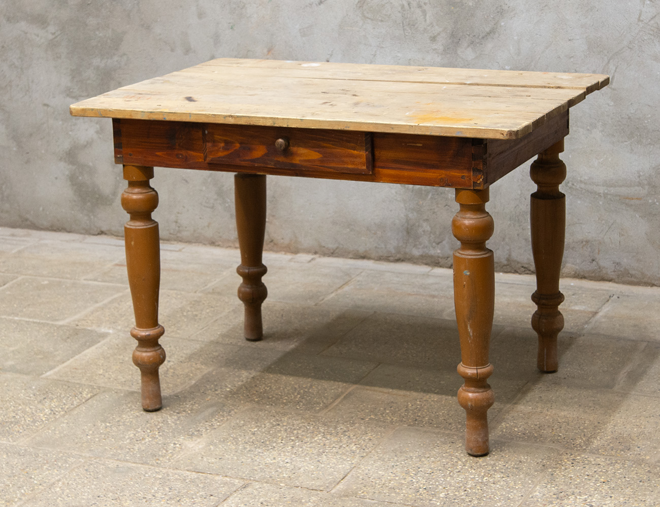 Старинный деревенский стол