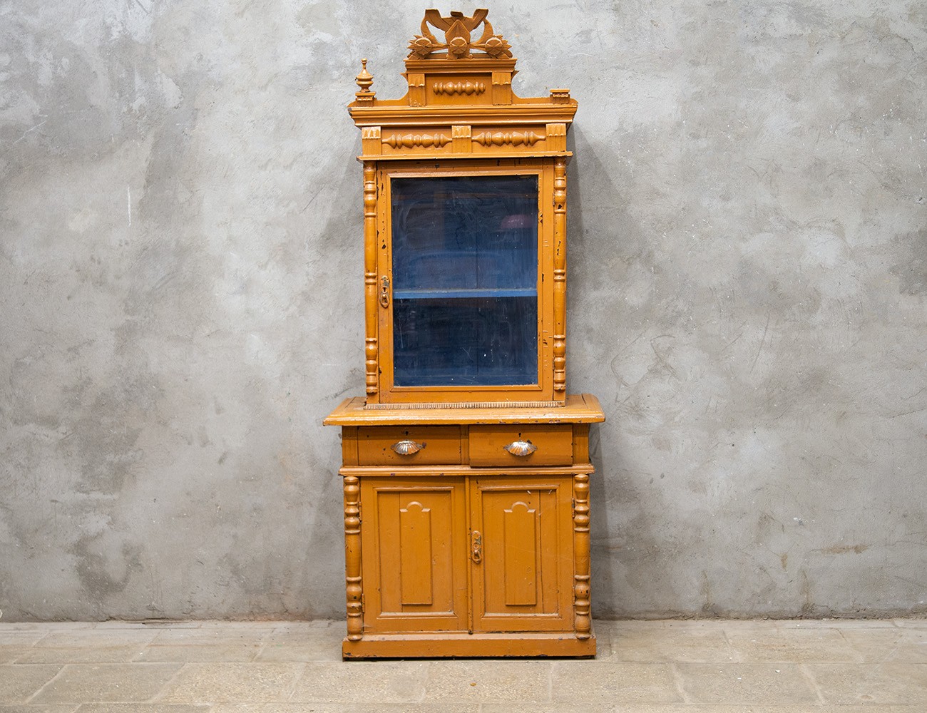 Старинная посудная горка