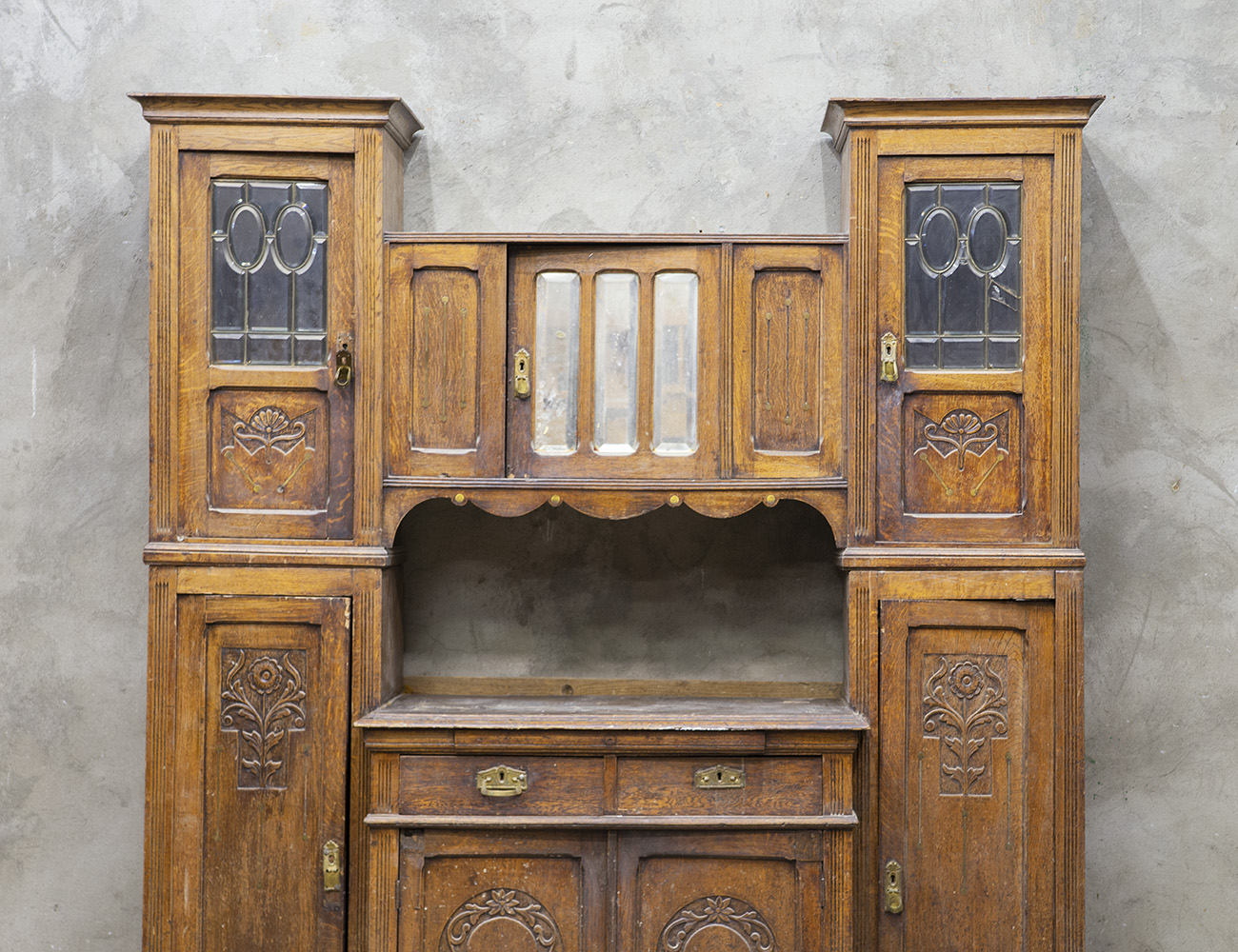 Антикварный дубовый буфет модерн