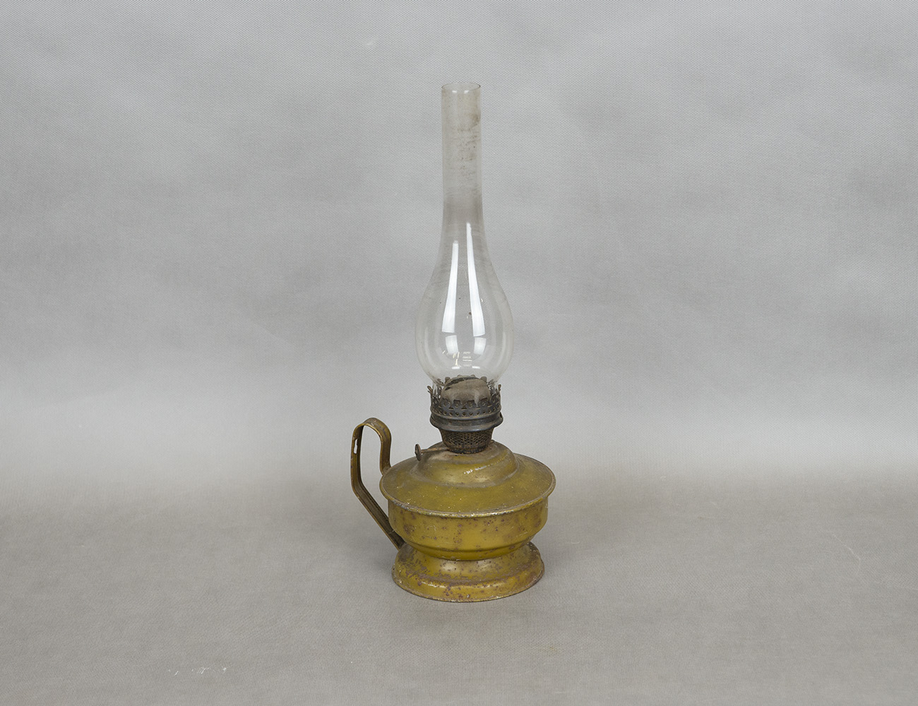 Старинная керосиновая лампа