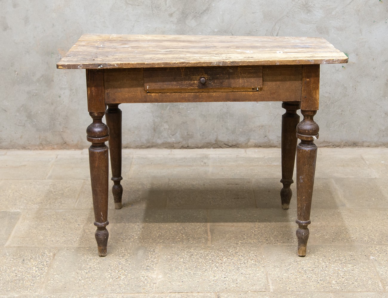 Старинный деревенский стол с ящиком