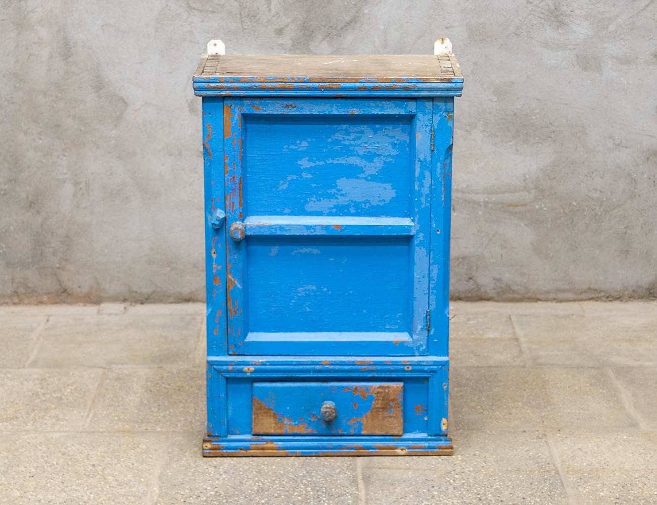 Старинный навесной шкафчик