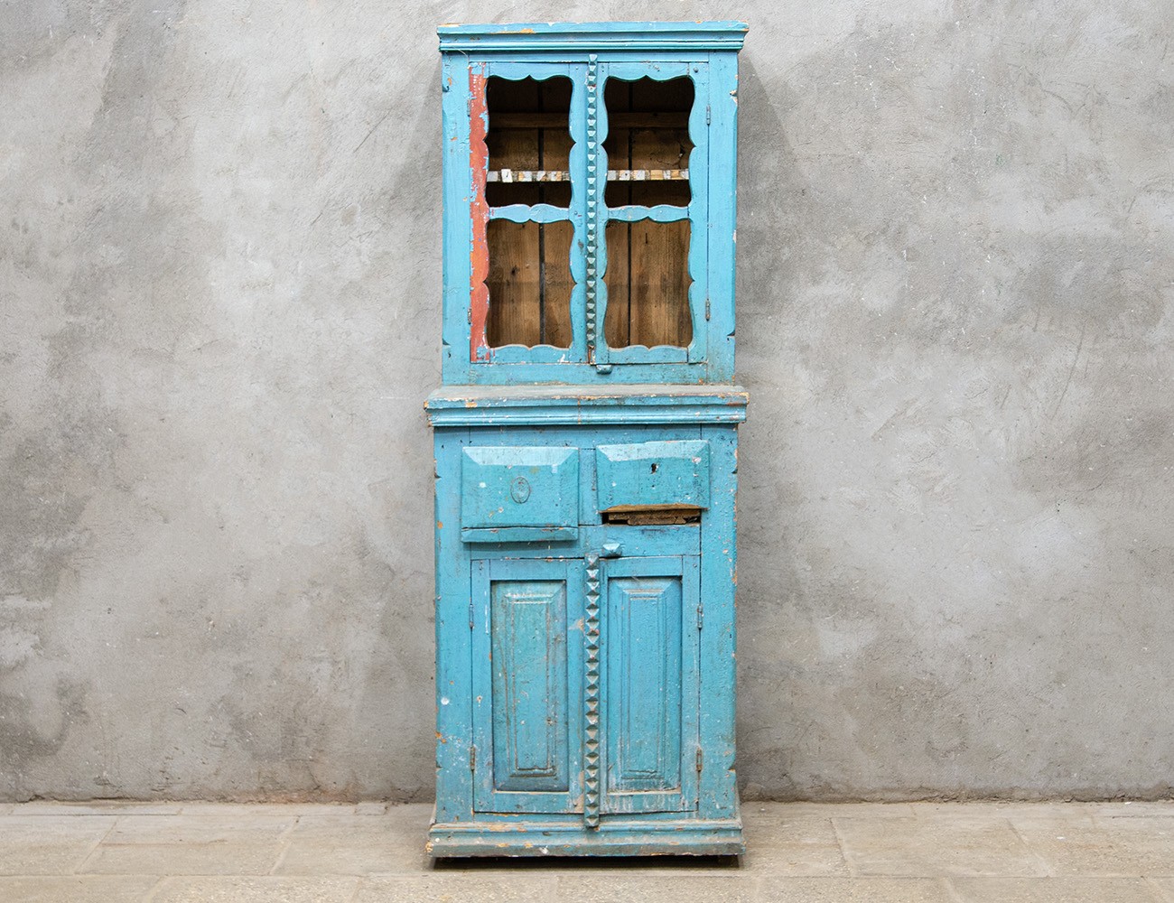 Старинный деревенский буфет