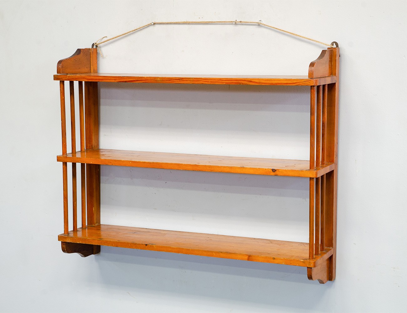 Старинная навесная полка