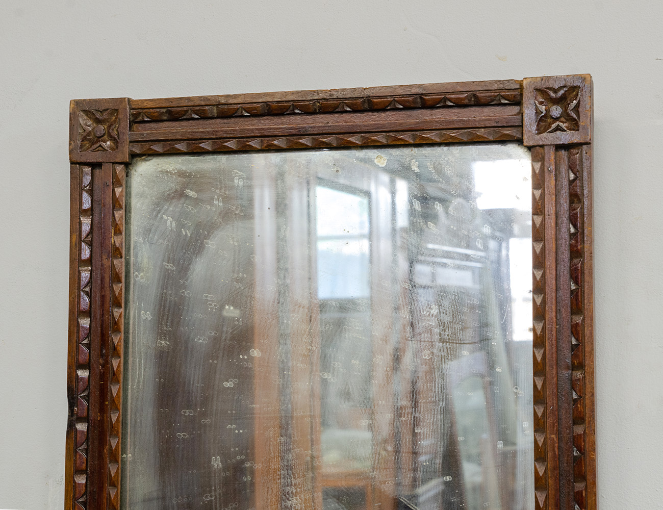 Старинное настенное зеркало