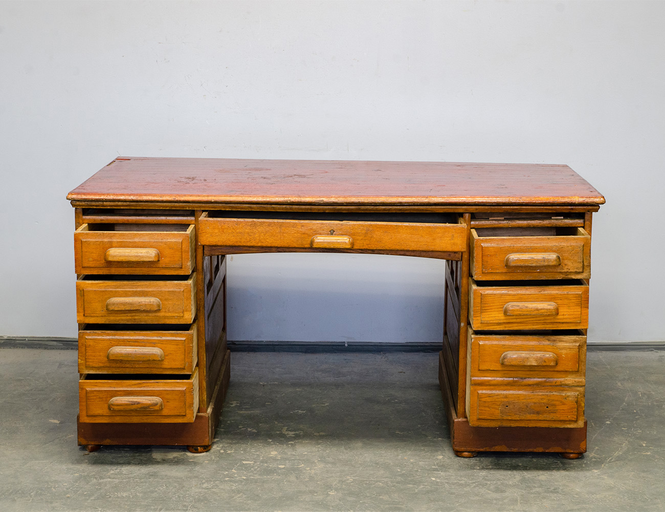 Старинный дубовый конторский стол