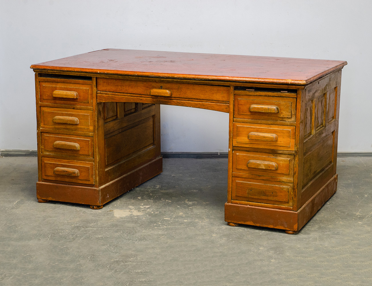 Старинный дубовый конторский стол