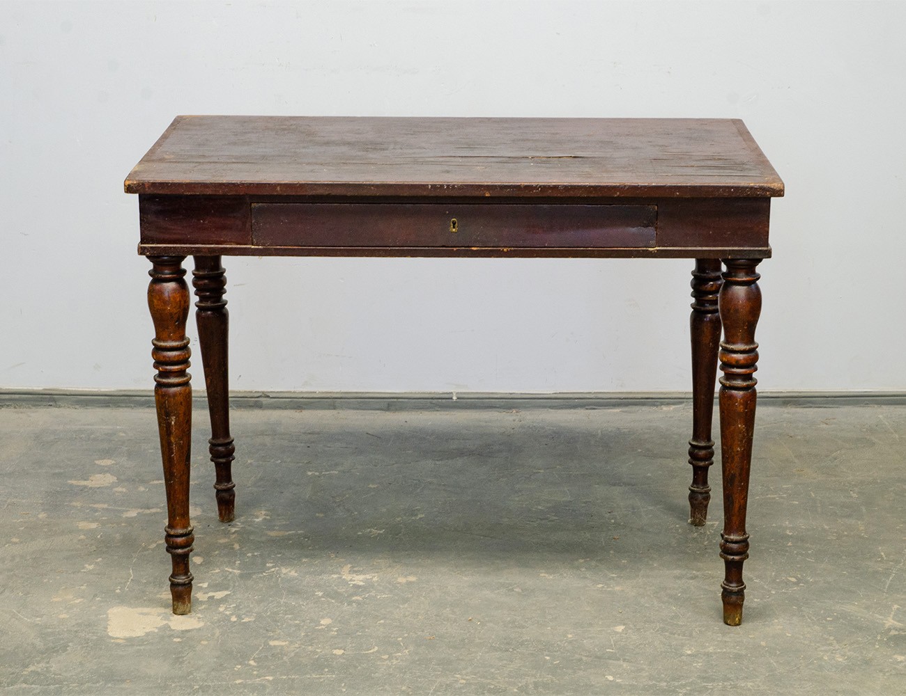 Старинный консольный столик с ящиком