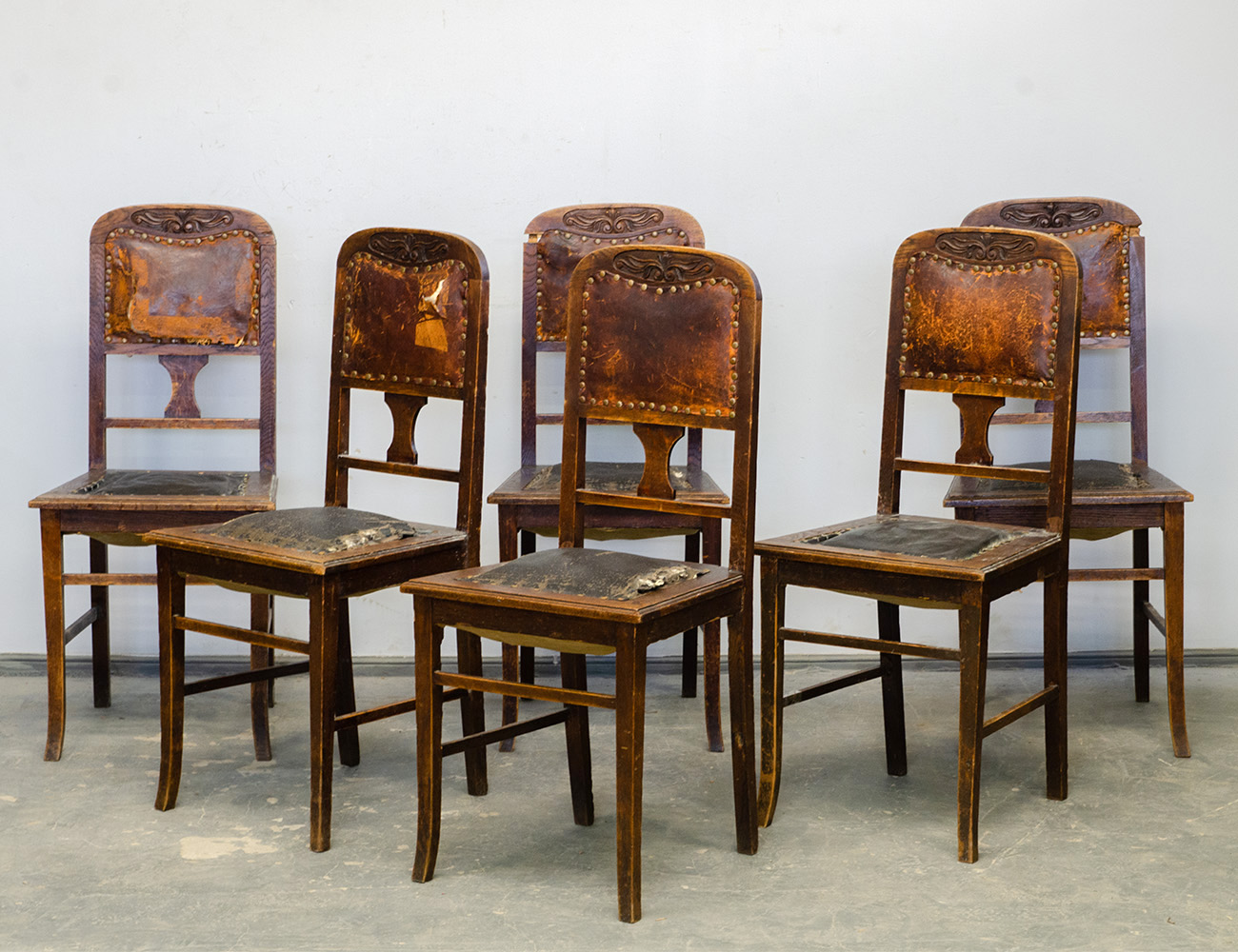 Старинные дубовые стулья в стиле модерн