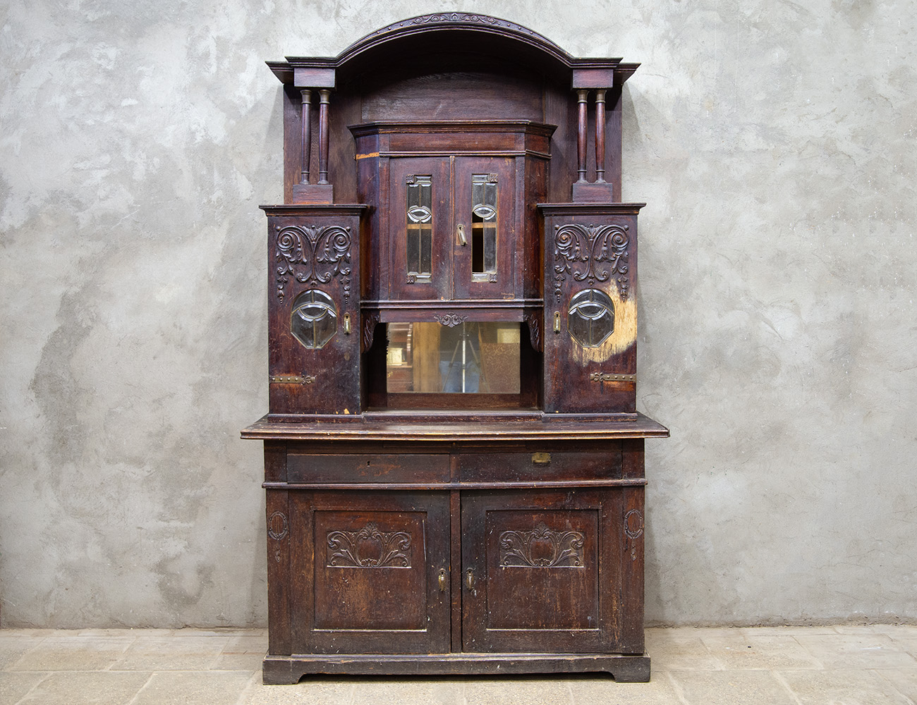 Антикварный буфет с витражами