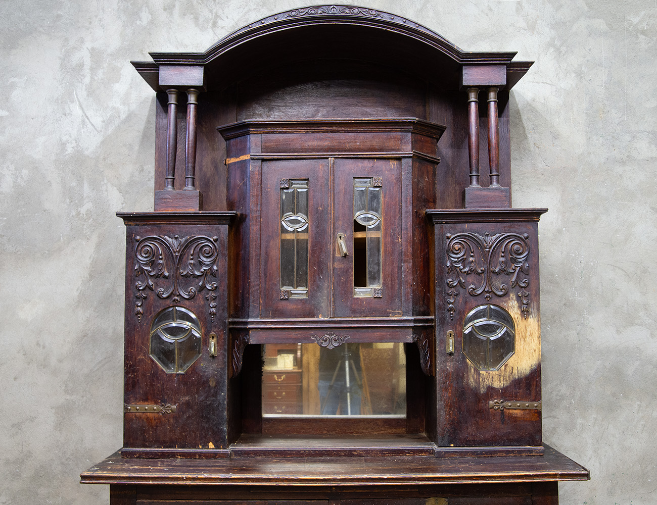 Антикварный буфет с витражами