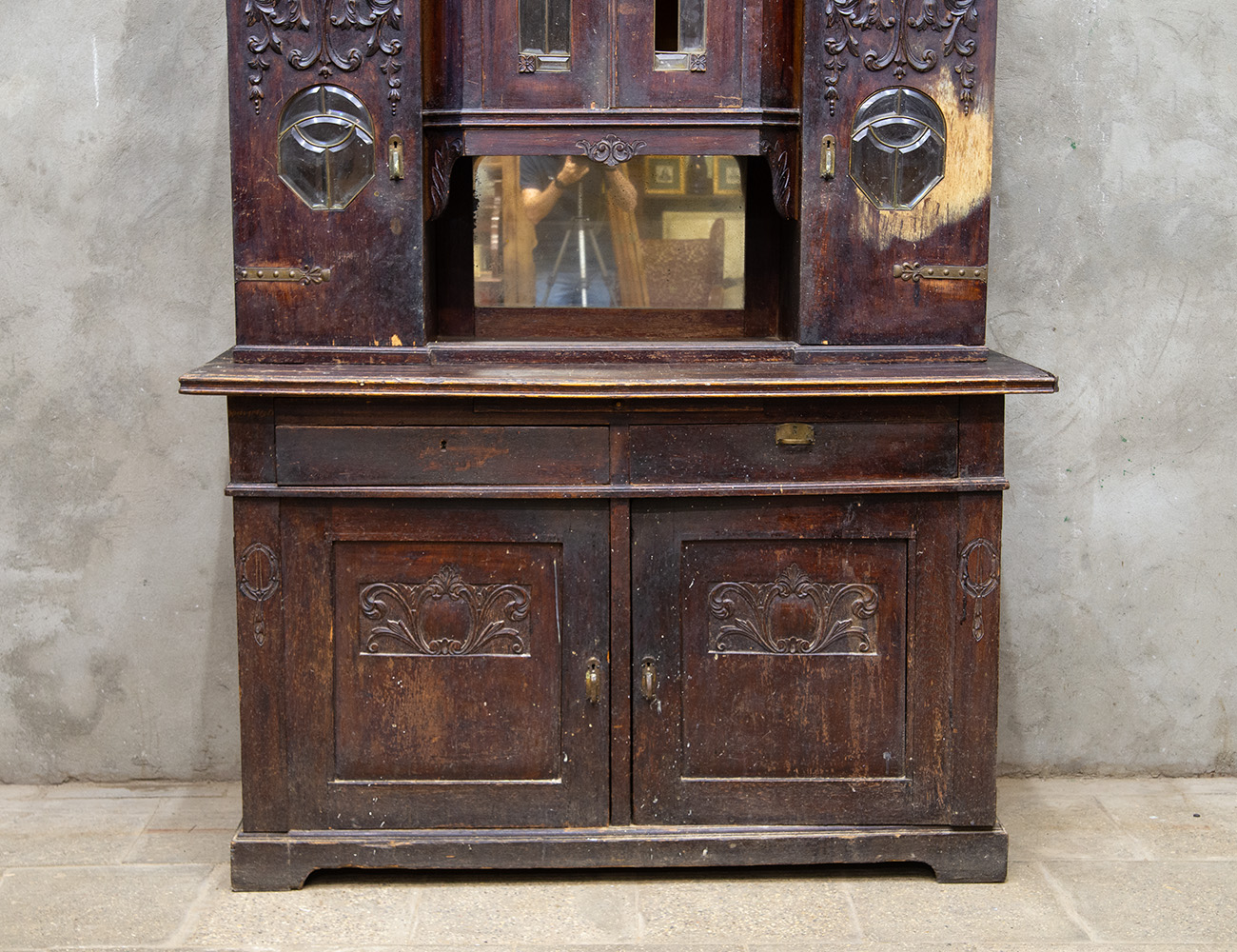 Антикварный буфет с витражами