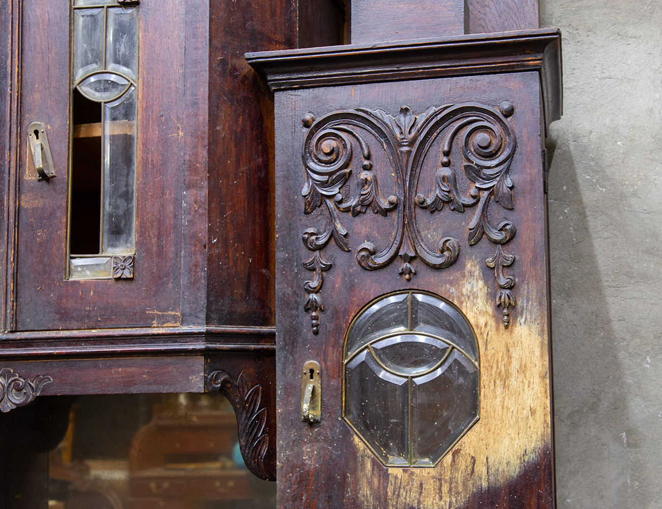 Антикварный буфет с витражами