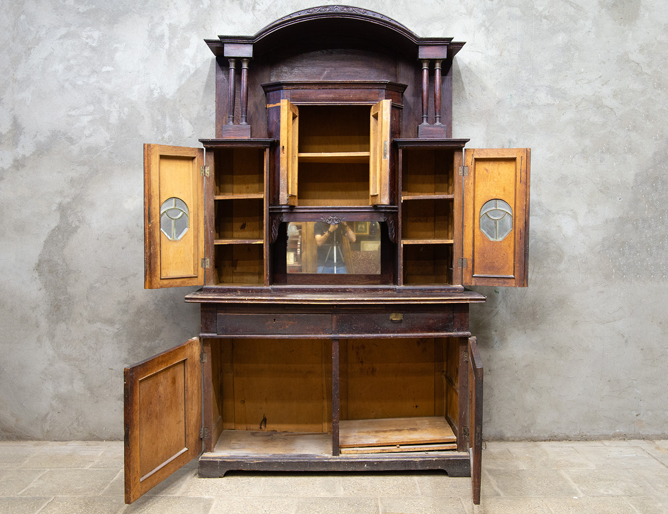 Антикварный буфет с витражами