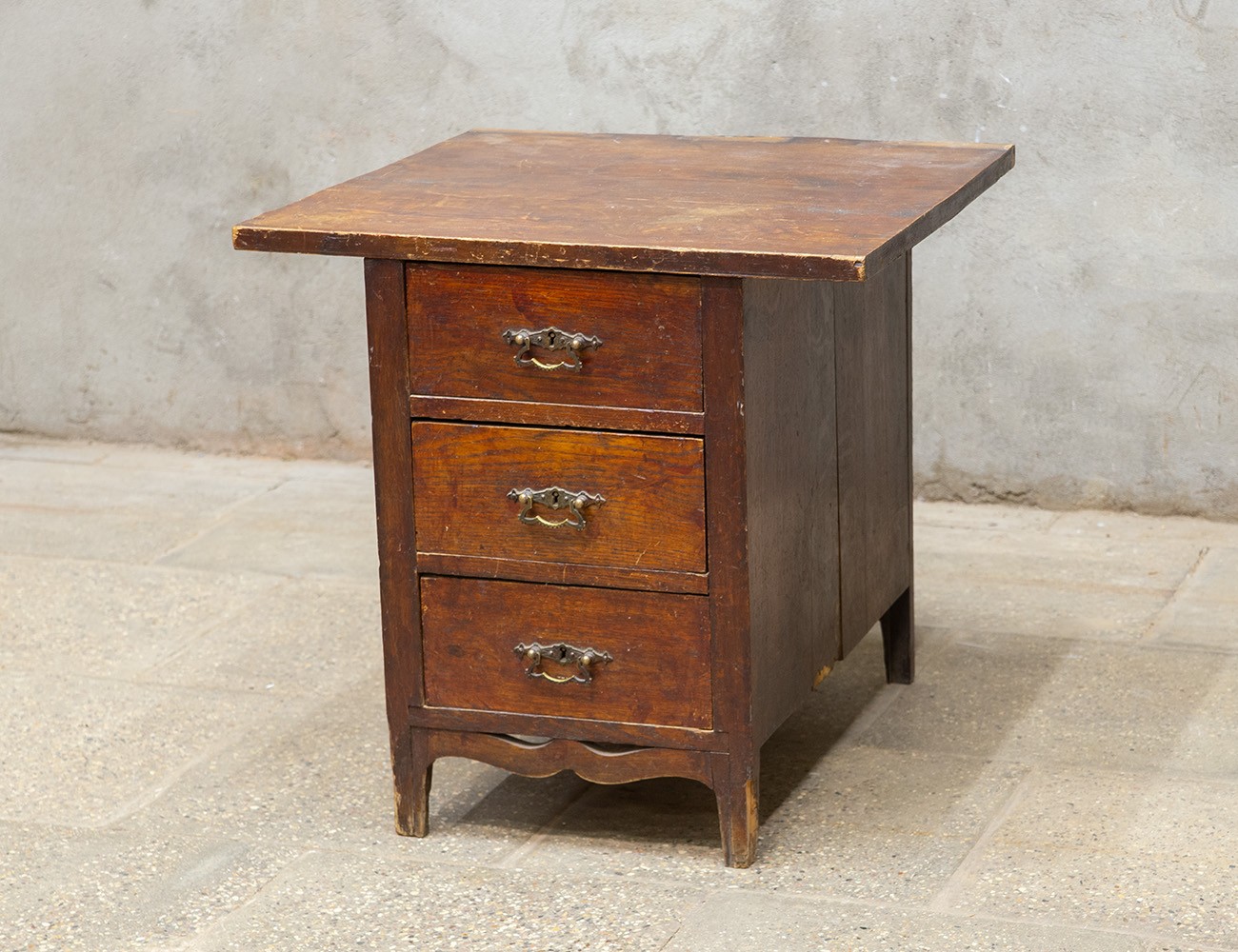 Старинная тумба