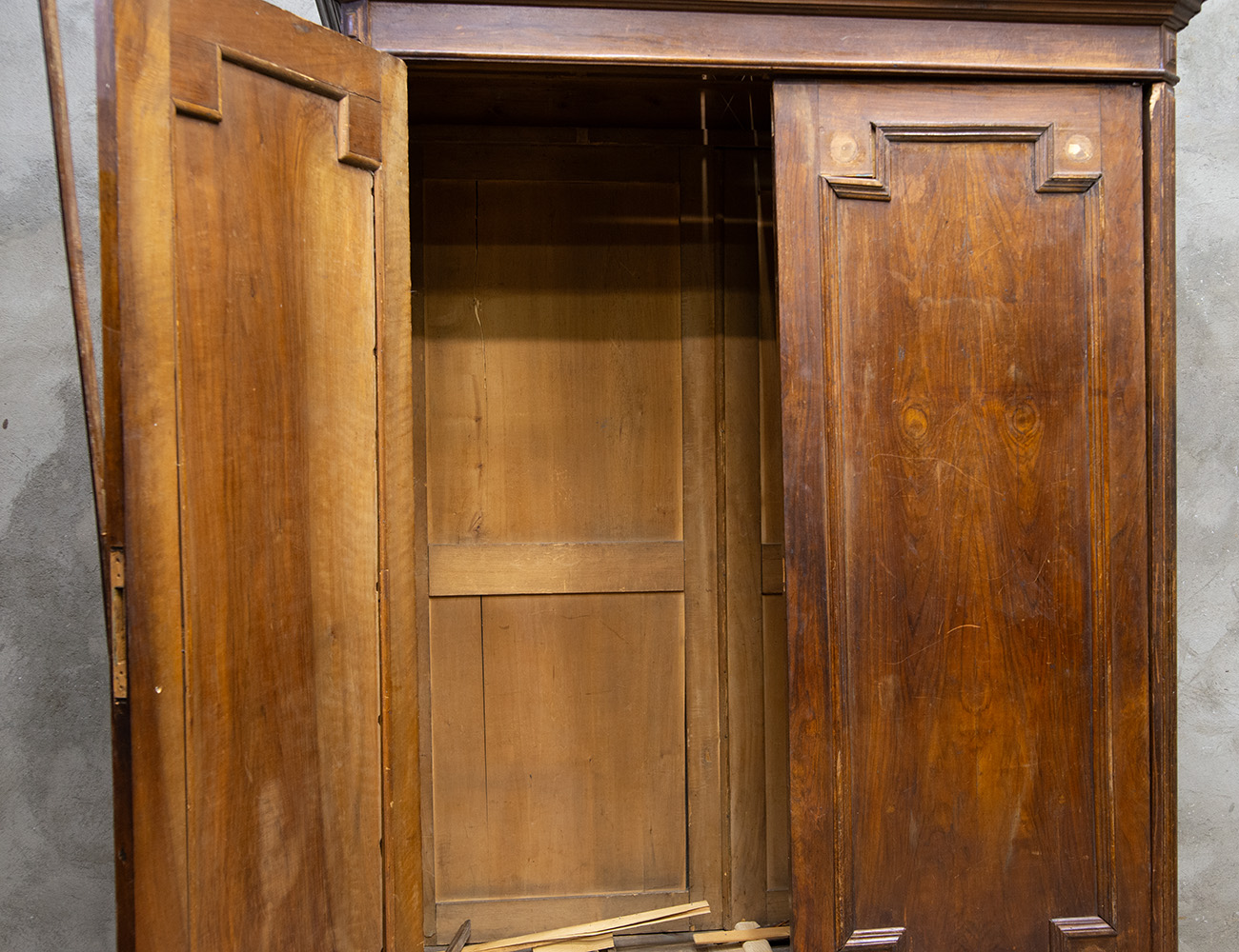 Старинный платяной шкаф 19 века