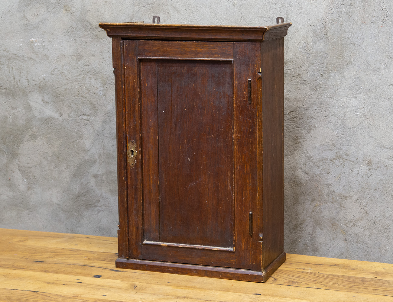 Старинная дубовая аптечка