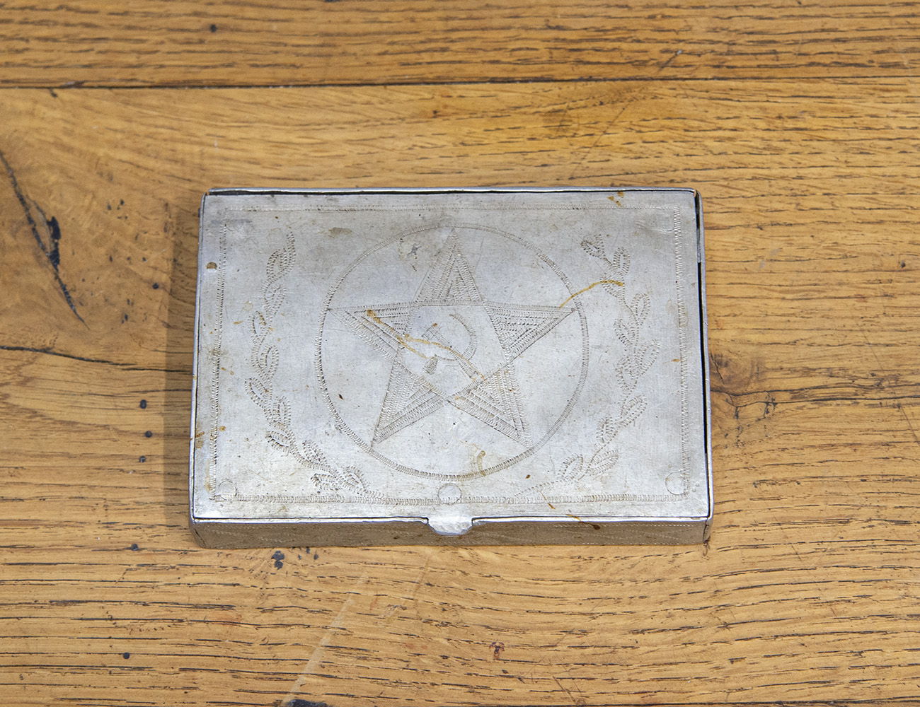 Винтажный портсигар со звездой