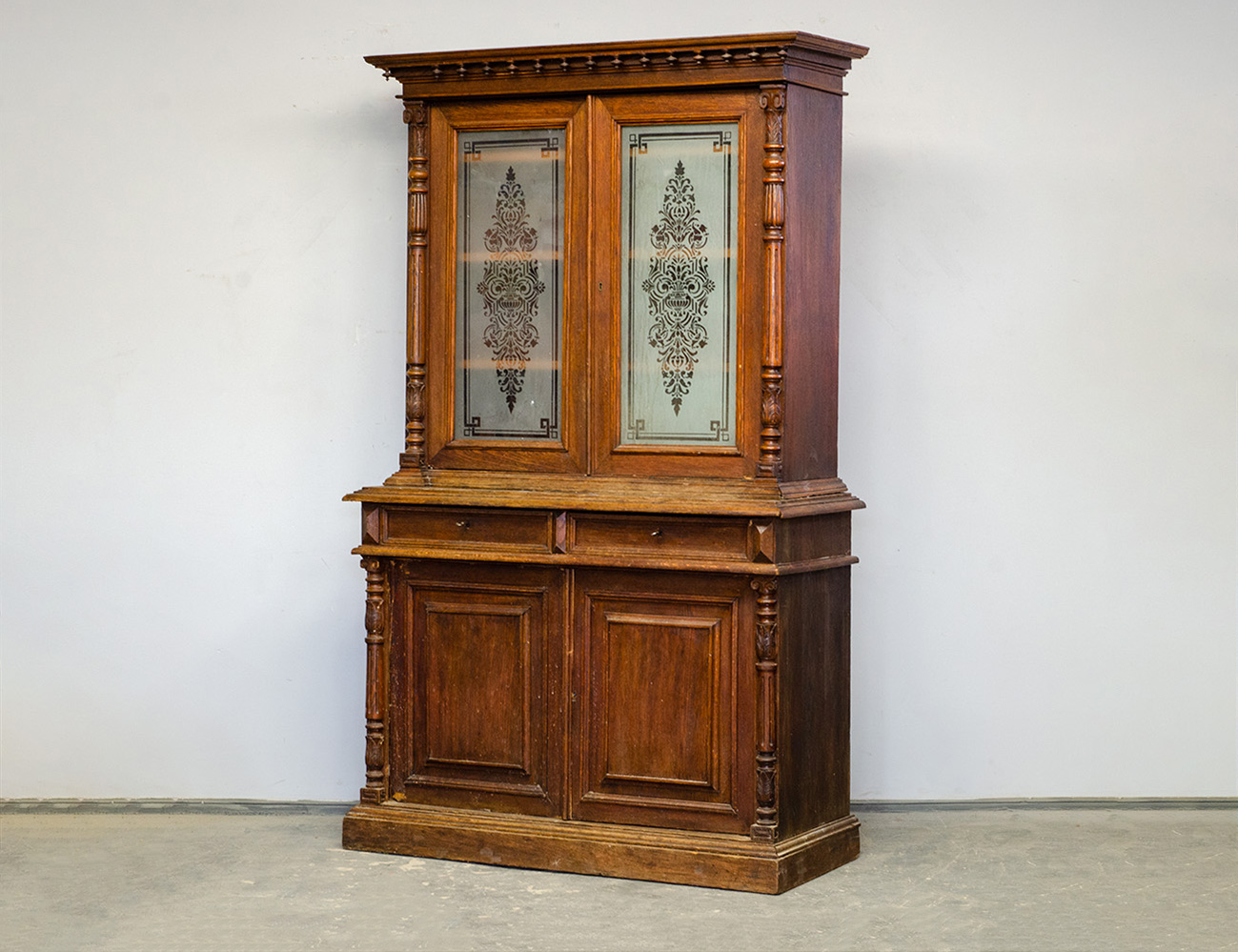 Антикварный шкаф с травленым стеклом