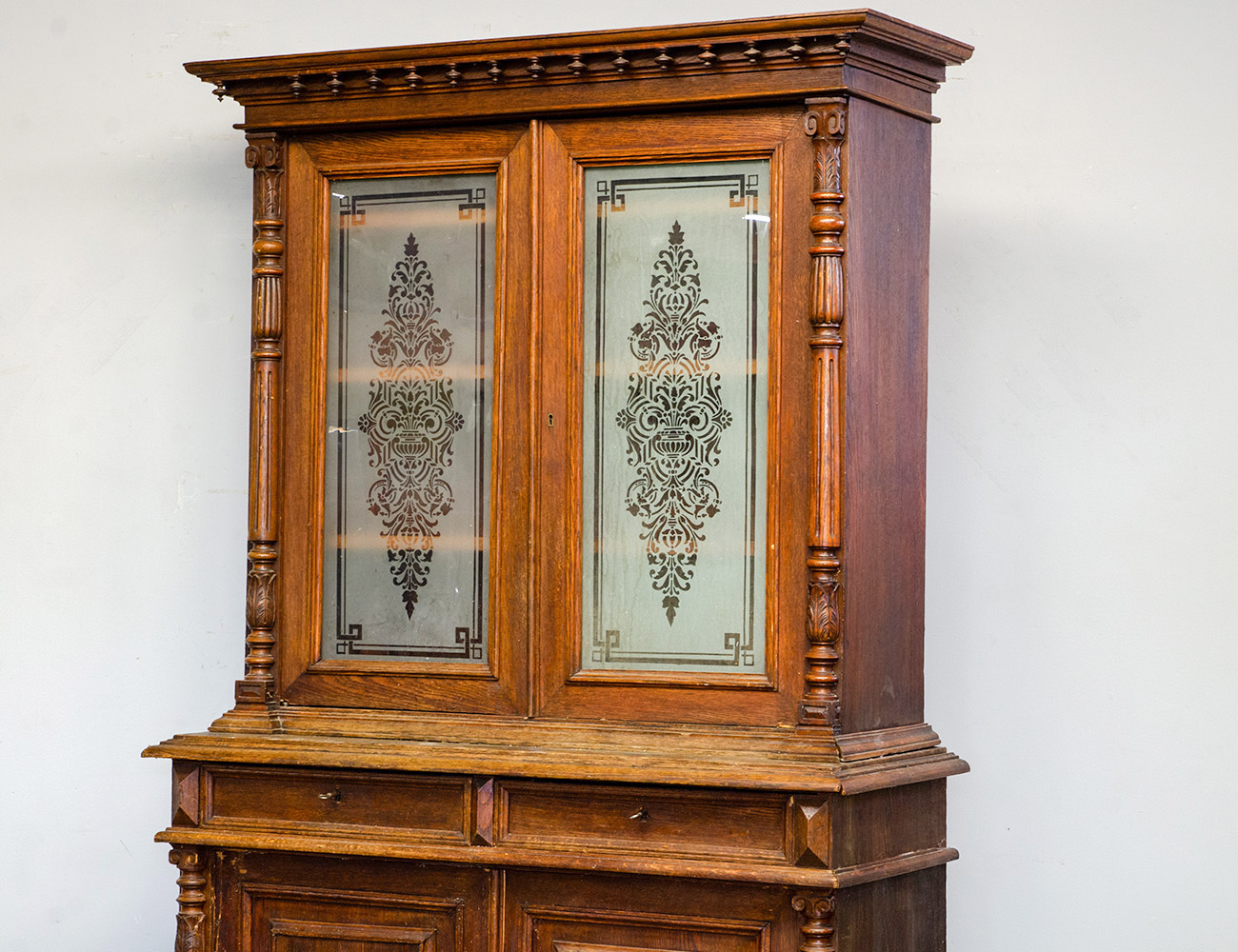 Антикварный шкаф с травленым стеклом