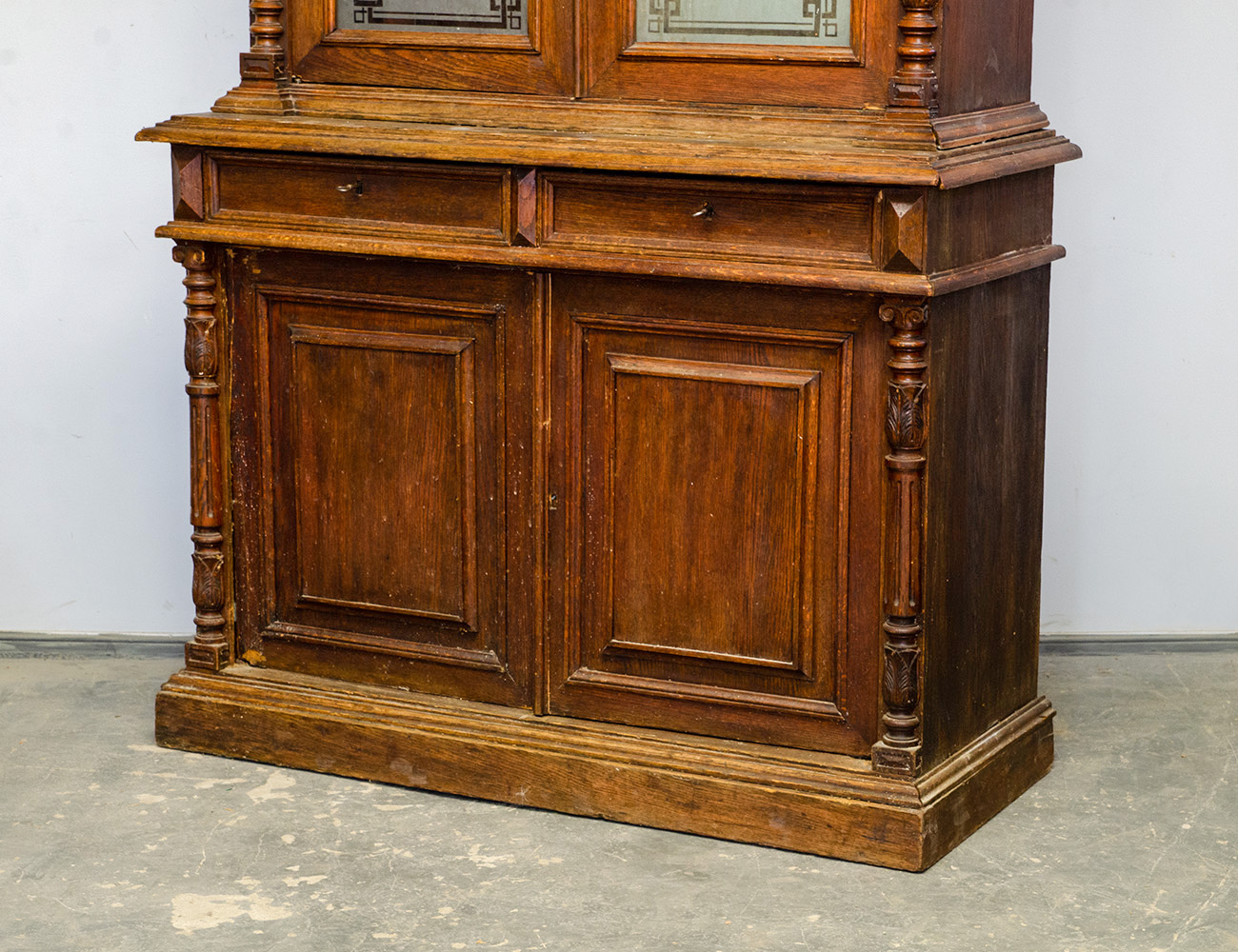 Антикварный шкаф с травленым стеклом