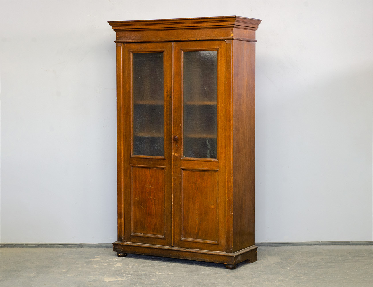 Старинный книжный шкаф