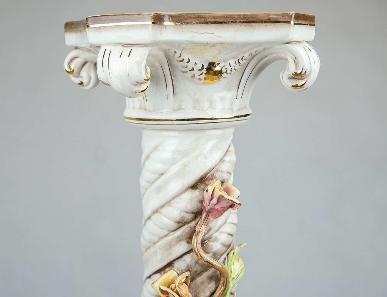 Фарфоровая колонна подставка, Capodimonte