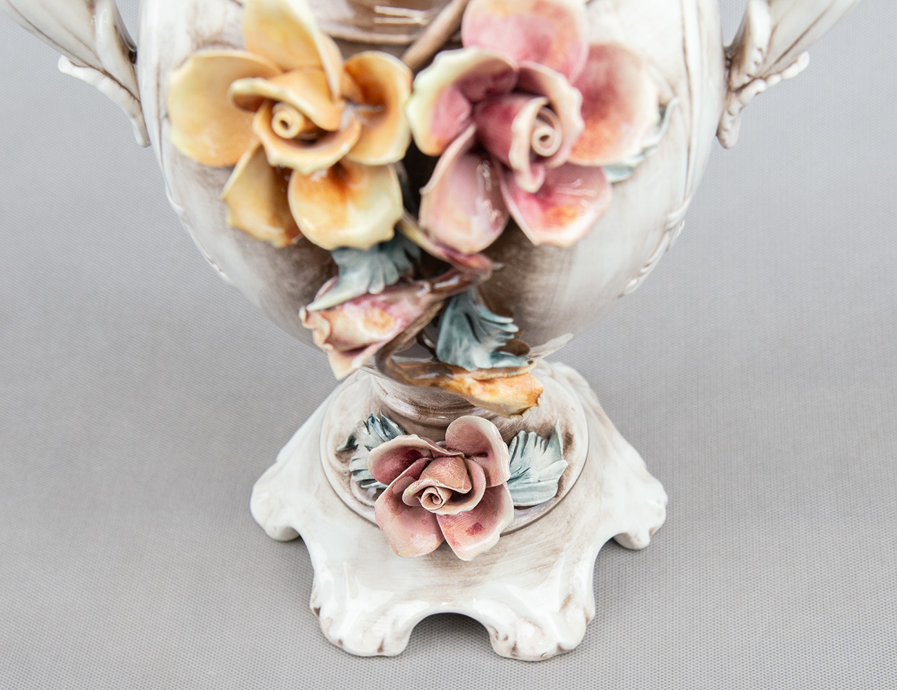 Фарфоровая ваза для цветов Capodimonte