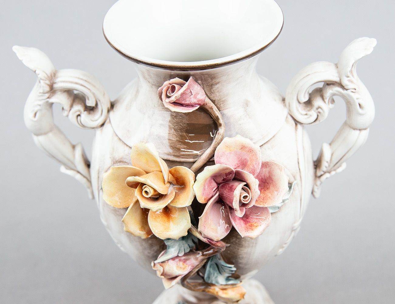 Фарфоровая ваза для цветов Capodimonte