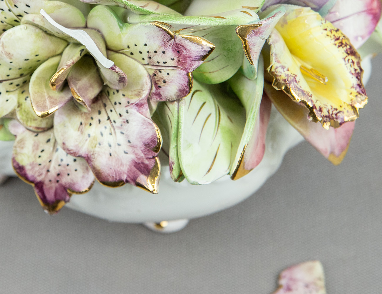 Фарфоровое кашпо Capodimonte