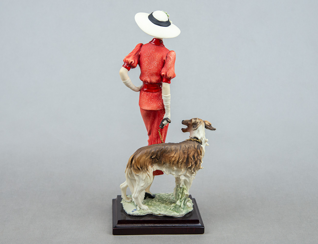 Статуэтка Девушка с гончей Capodimonte