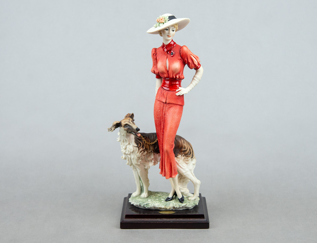 Статуэтка Девушка с гончей Capodimonte