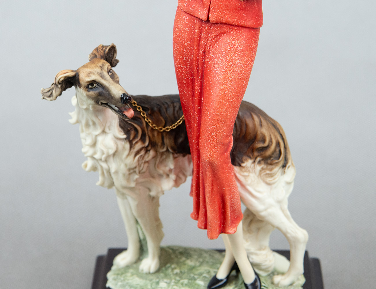 Статуэтка Девушка с гончей Capodimonte