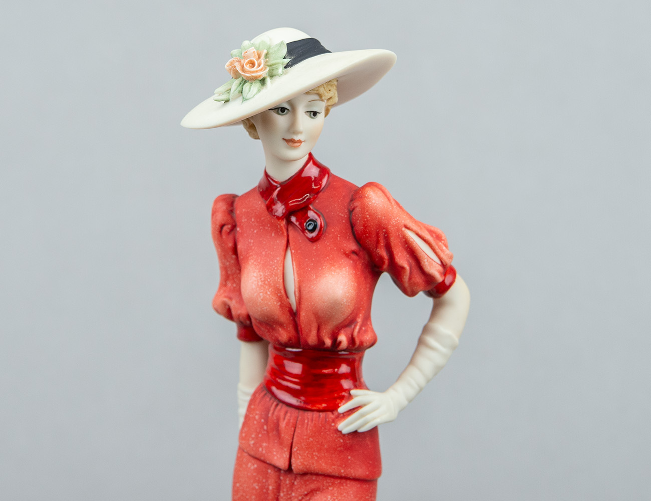 Статуэтка Девушка с гончей Capodimonte