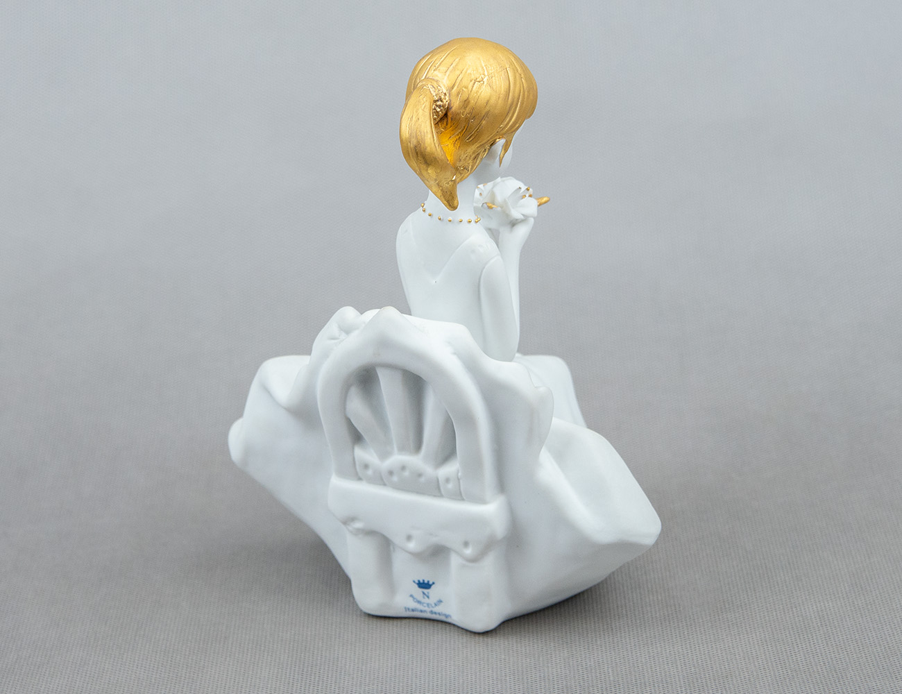 Статуэтка девочка с цветком Capodimonte