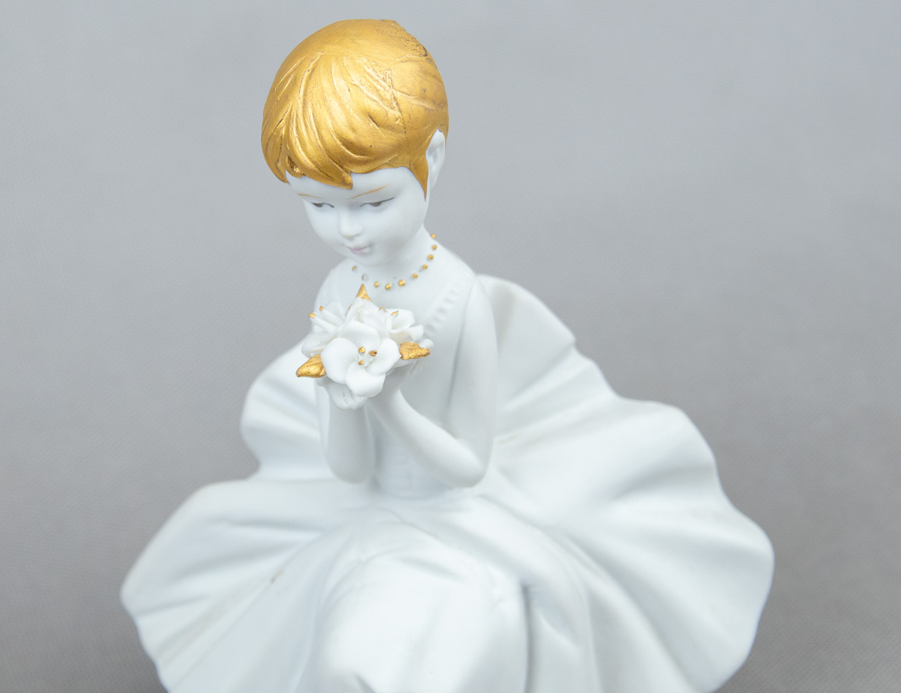 Статуэтка девочка с цветком Capodimonte