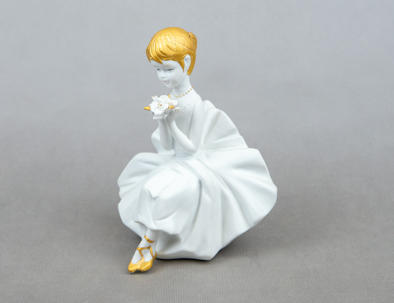 Статуэтка девочка с цветком Capodimonte