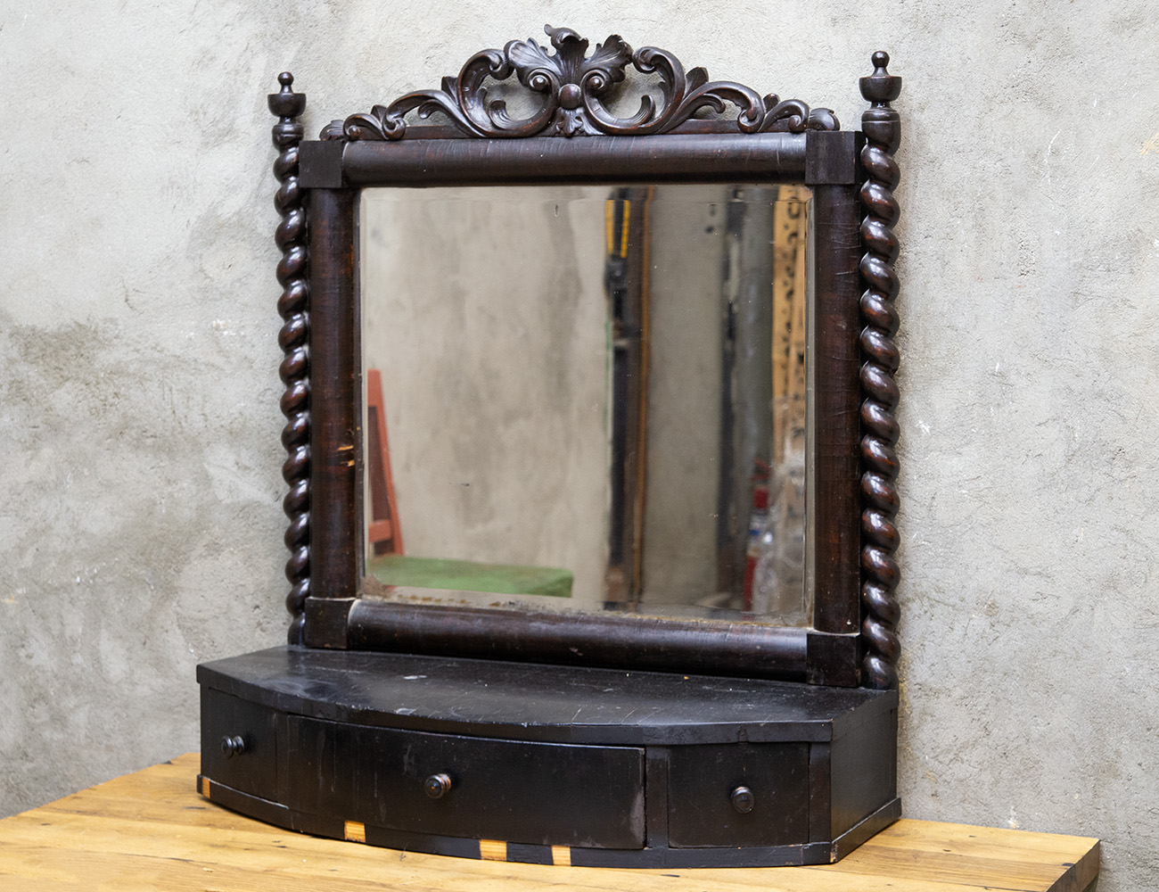 Антикварное накомодное зеркало 19 века