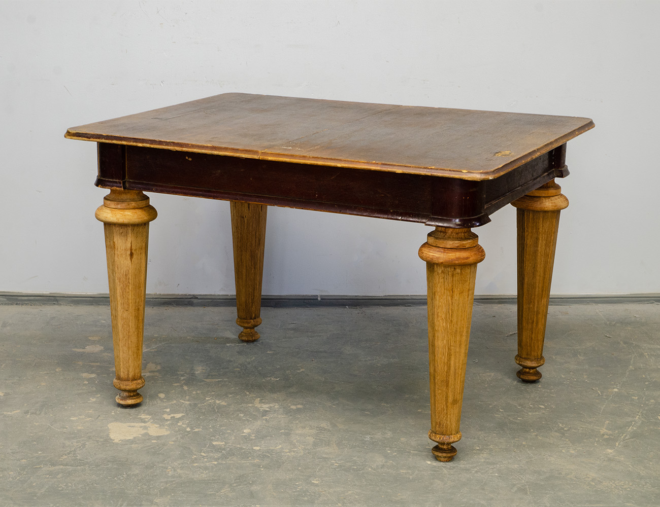 Старинный обеденный стол