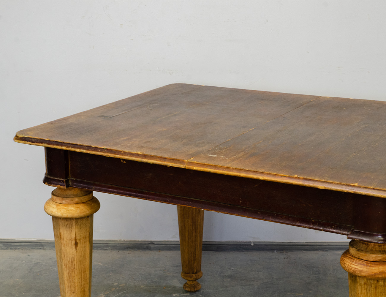 Старинный обеденный стол