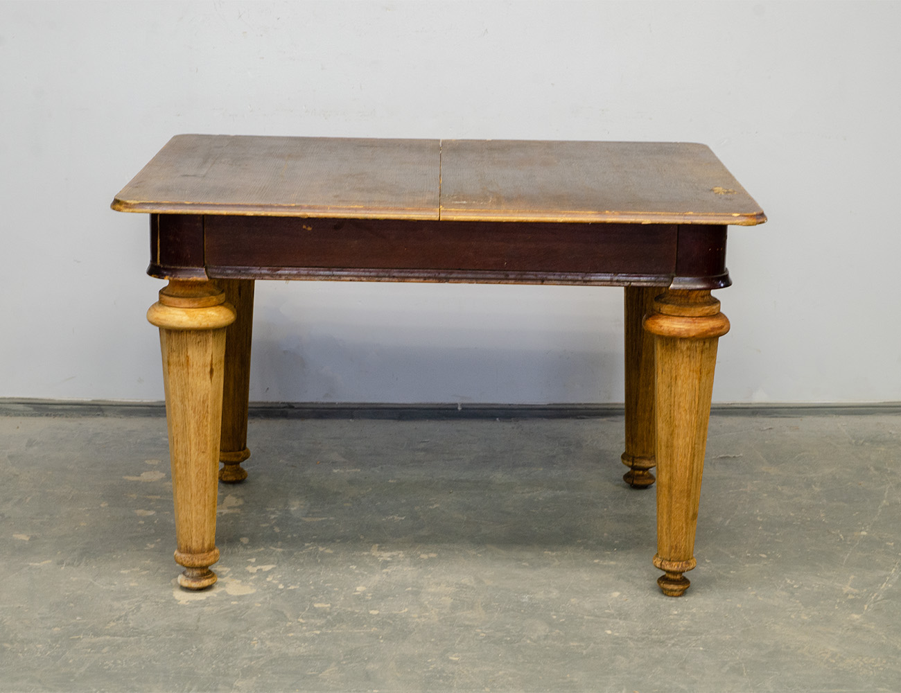 Старинный обеденный стол