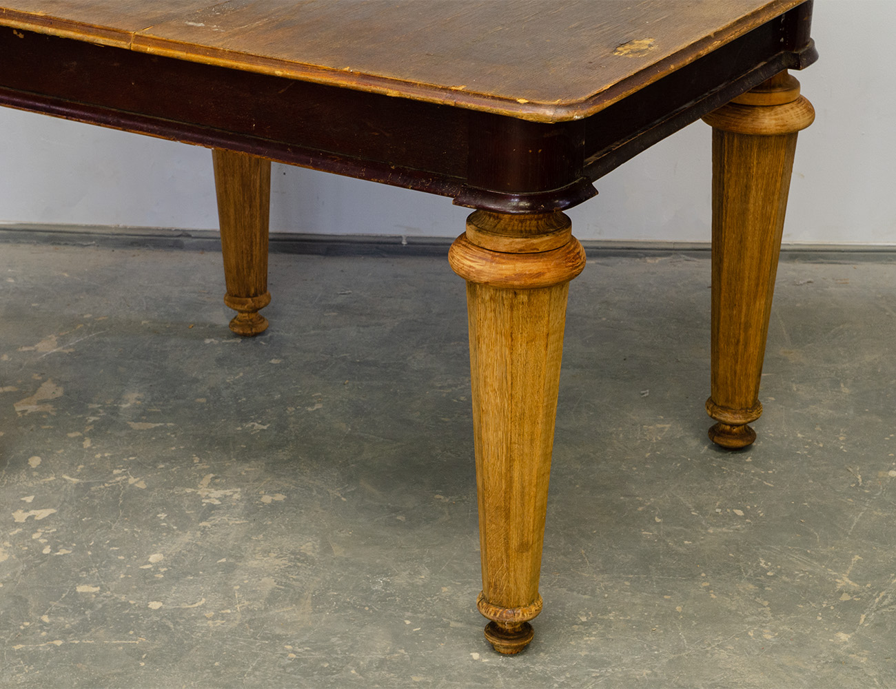 Старинный обеденный стол