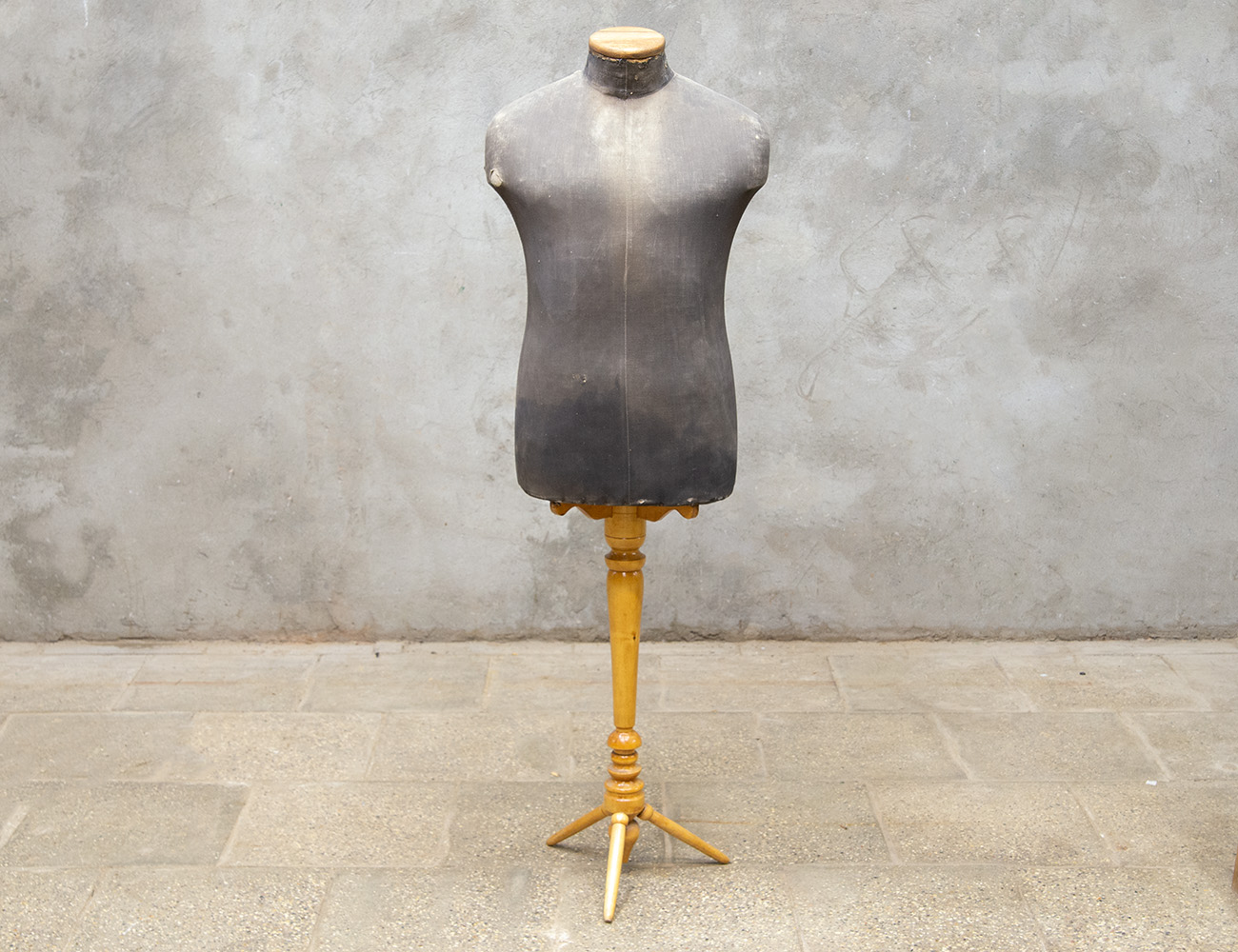 Старинный манекен на стойке